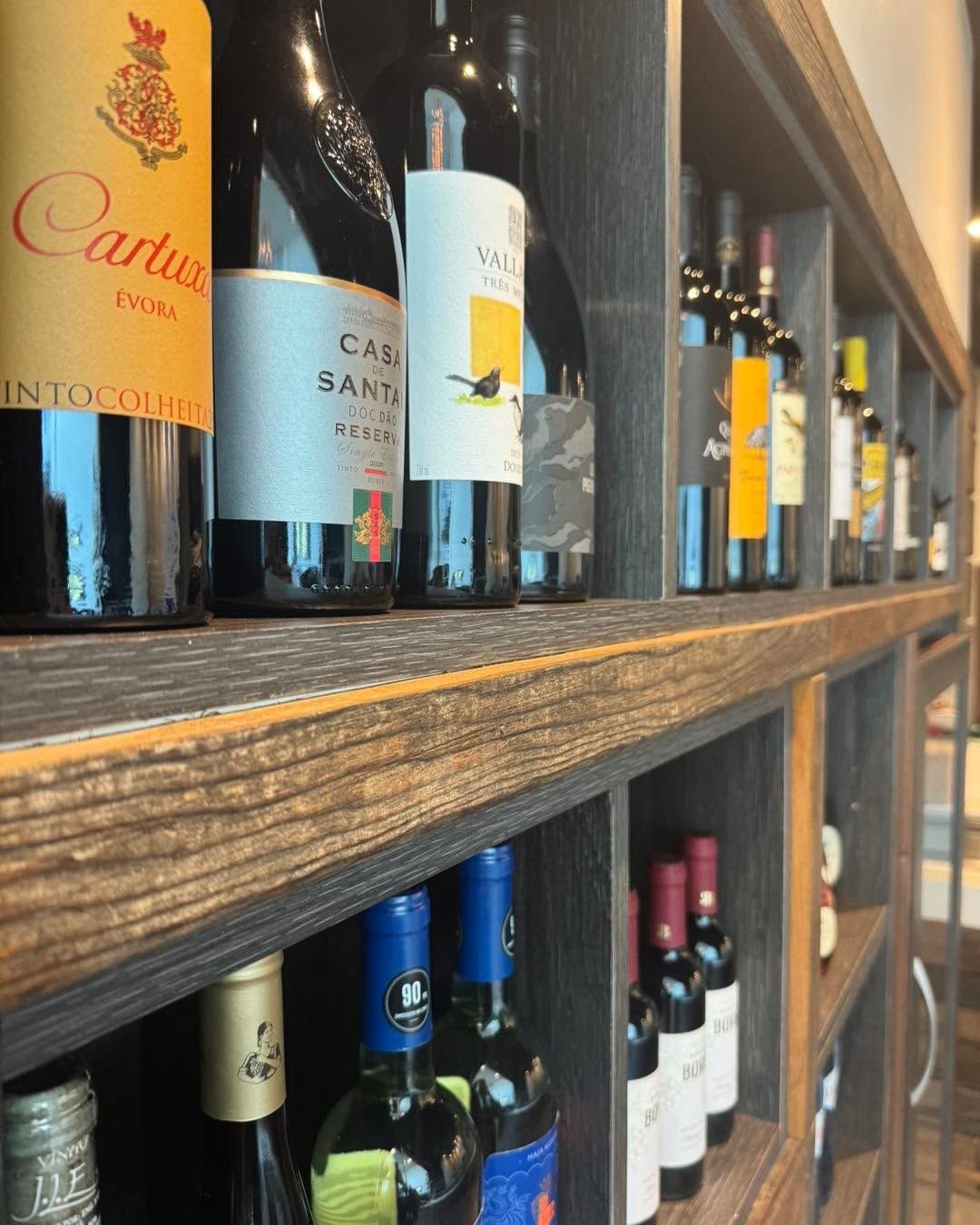 Oui, on range le vin avec amour             n______________nn    ️ Réservation au 04 68 52 79 31 ...